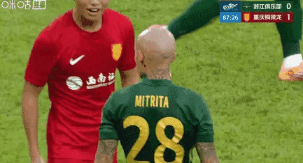米特里策恐怕要被追加禁赛了！多次对李镇全小动作，两场拽头发，最后终于被红牌罚下