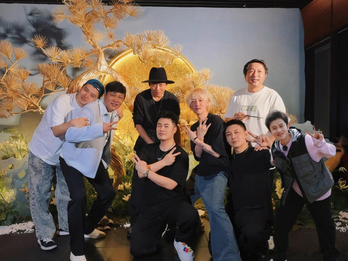 陈赫晒生日大合照“老师🙋♀️，这个黄毛是我家鹿晗吗”