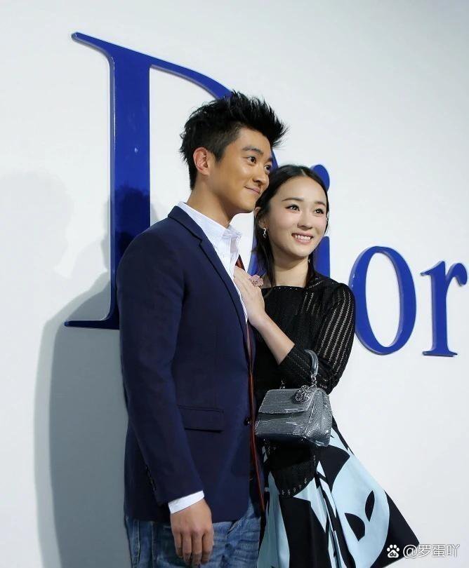 杜江夫妇现身好友饭局，霍思燕妆容搭配引来争议，瘦下来腰肢纤细，大方澄清宠物相关传