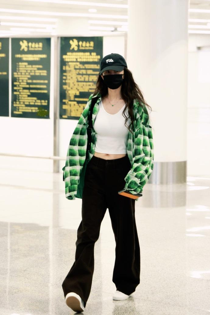 最近杨幂在现身机场的时候搭配的很有潮流之美，整个人显得好年轻。杨幂里面穿白色