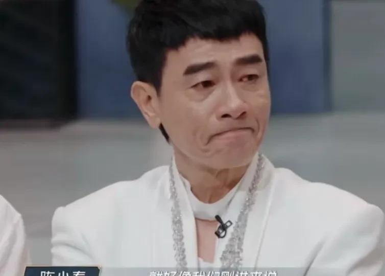 一公比赛结束后，陈小春队拿了倒数第二，陈小春直接就哭了，他当着镜头哭红了双眼说：
