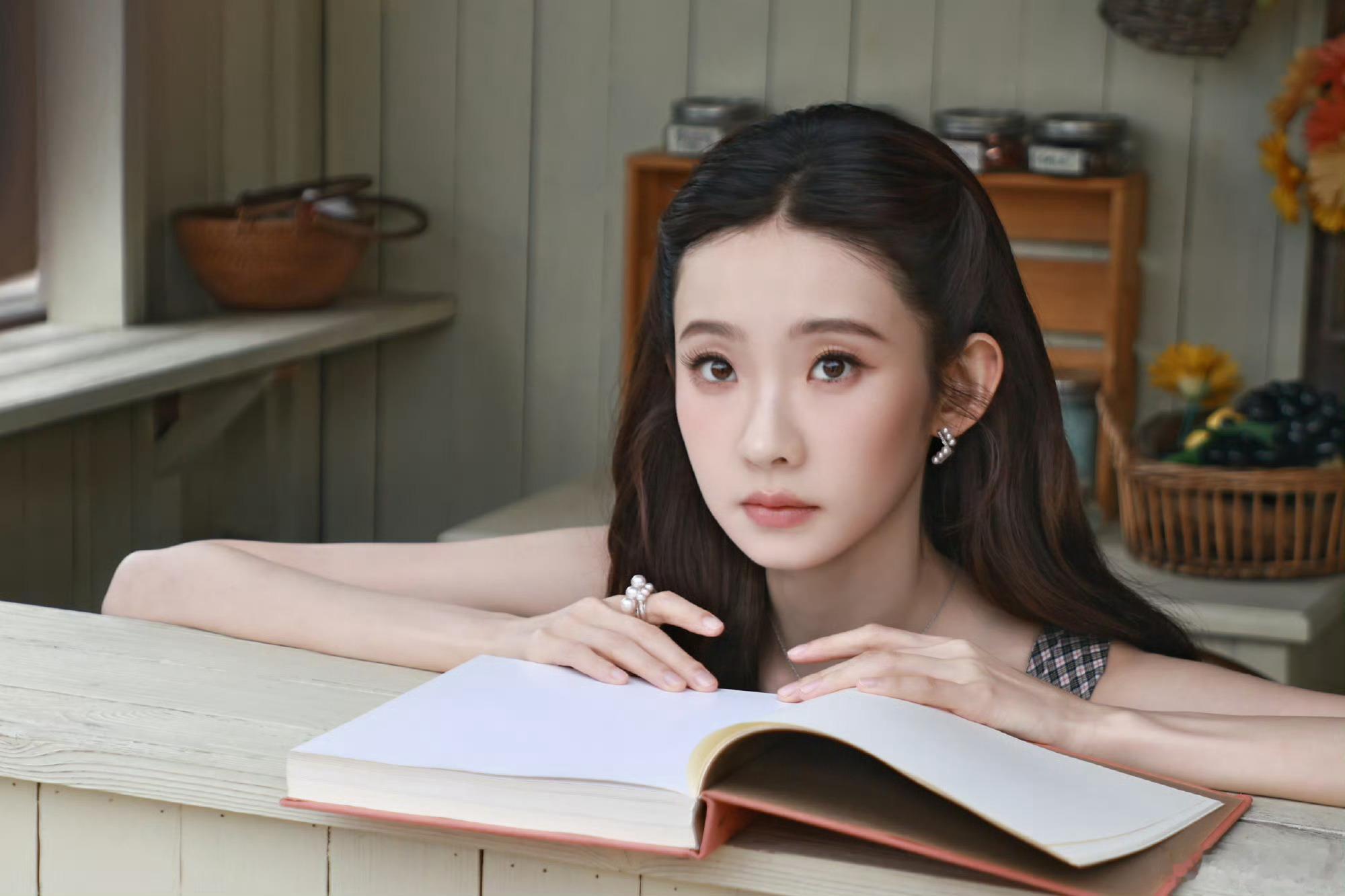 乖乖的张艺凡！长卷发衬得气质柔和，可甜可静，俏皮搞怪和安静温柔都能轻松拿捏。​