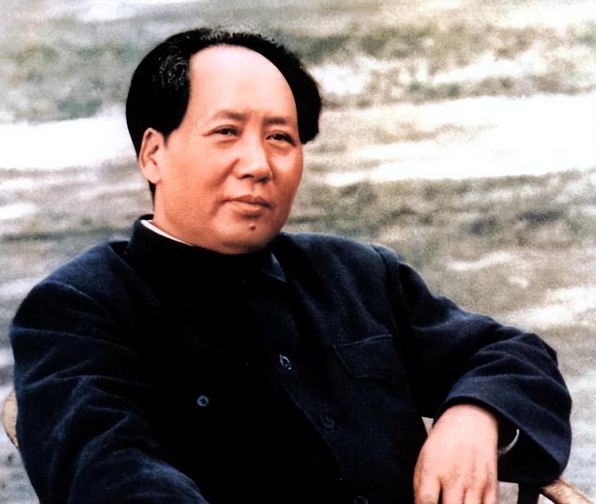 1947年毛泽东去接女儿李讷时，见到一位女军人，并亲自询问：你是否愿意到我这里来