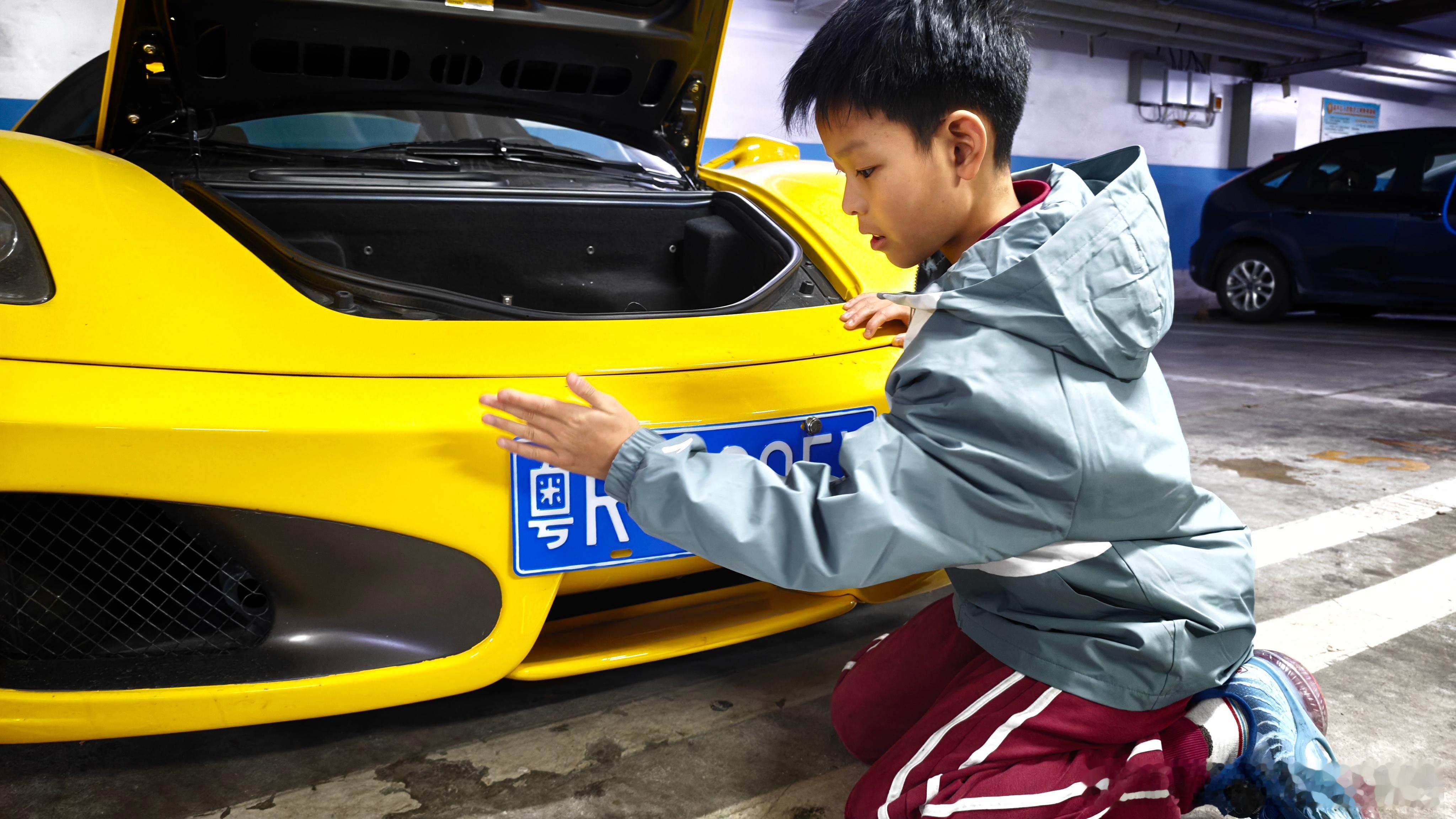 临牌到期了，今天和我儿一起把车牌装上了。小子也算能干点活了。这车老不开噪音和振动