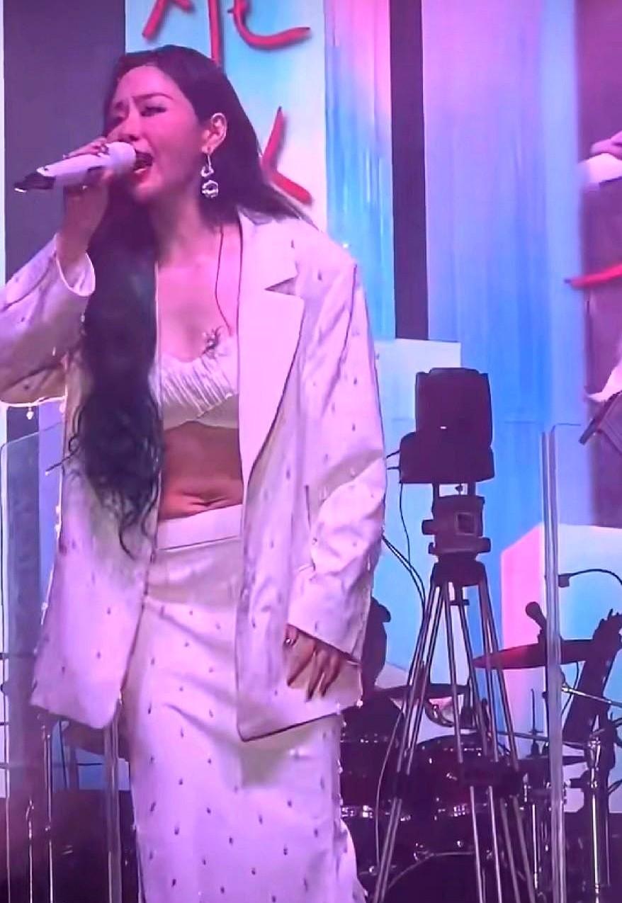 张靓颖开演唱会，评论区咋全盯着肚子看？有网友吐槽衣服显身材缺点，但咱得说句公道话