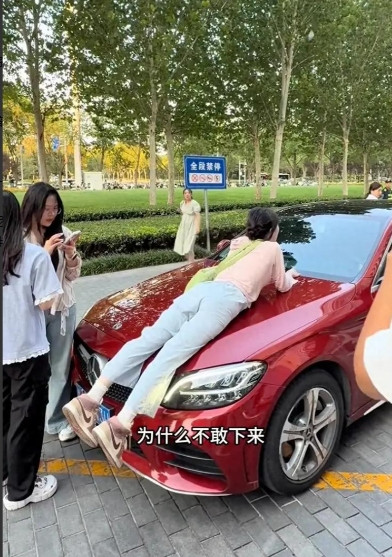 太嚣张了”，近日，河南郑州, 一女老板长期让员工跪着和她说话，自己却坐在沙发上