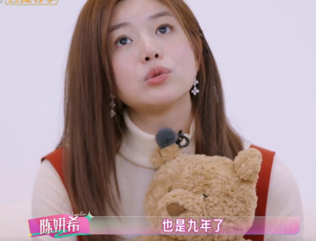 离婚后的陈妍希，并没有去投靠台北的娘家。而是在北京买下了300平米的豪宅，独自一个人带着儿子，在内地