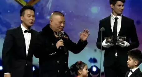 一次，沙溢带着老婆和儿子上台领奖，郭德纲作为主持人，忽然对沙溢调侃道: