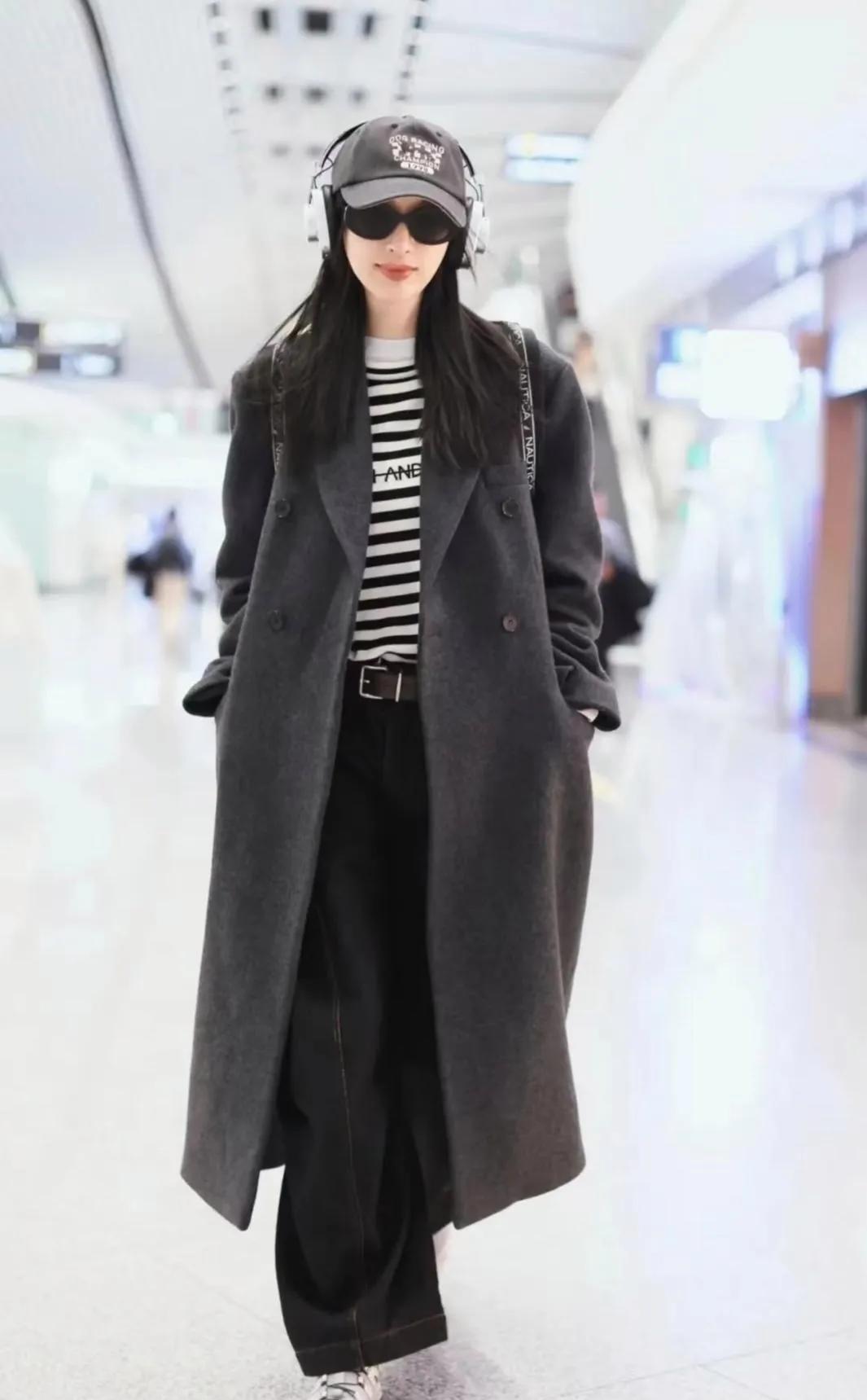 跟着张俪学秋冬机场穿搭！保暖又时髦张俪的机场私服又杀疯了！深灰色羊绒大衣一出