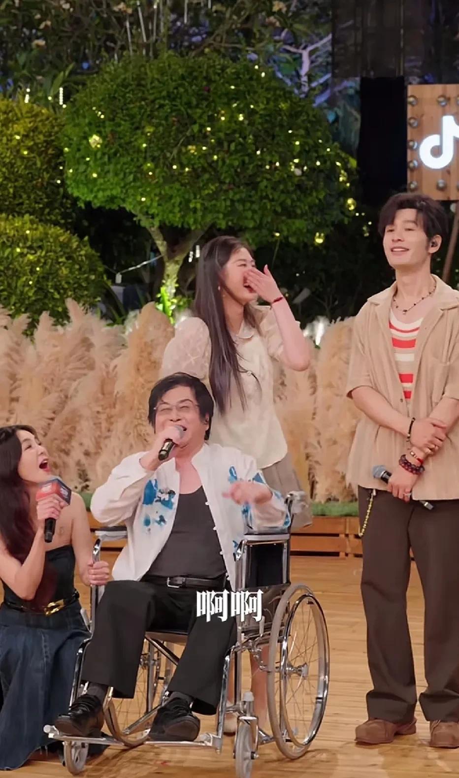 台湾歌手郑智化携女儿参加节目，他女儿居然都长这么大了。他女儿的偶像是黄晓明，而黄