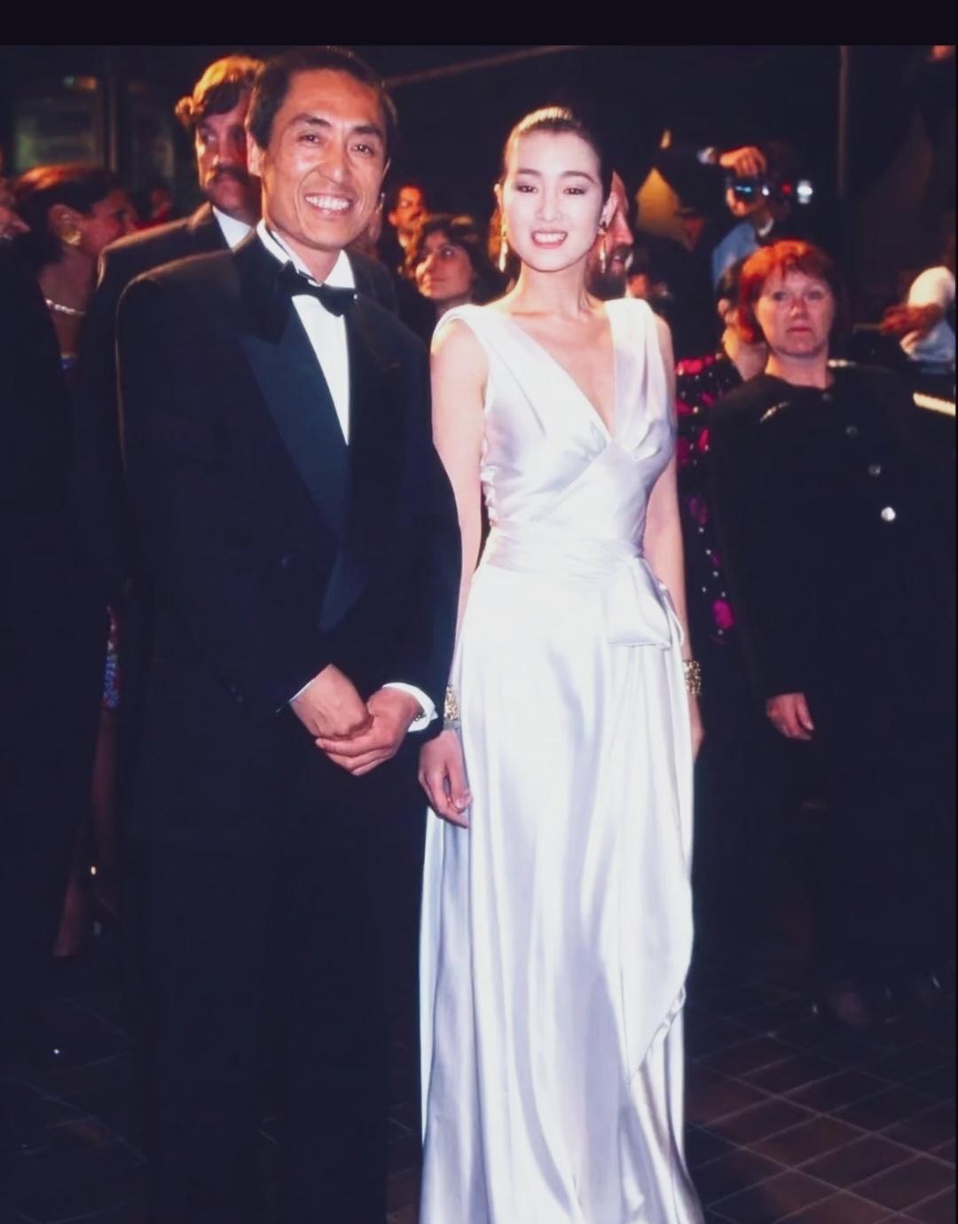 当72岁的张艺谋和57岁的巩俐十指相扣走上红毯，全场静默了三秒。这不是八卦头条