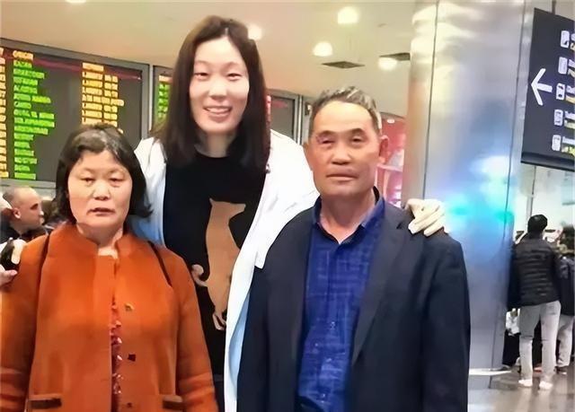 朱婷母亲杨雪兰，河南周口普通农民，身高1.79米，朴实厚道、深明大义。 这位