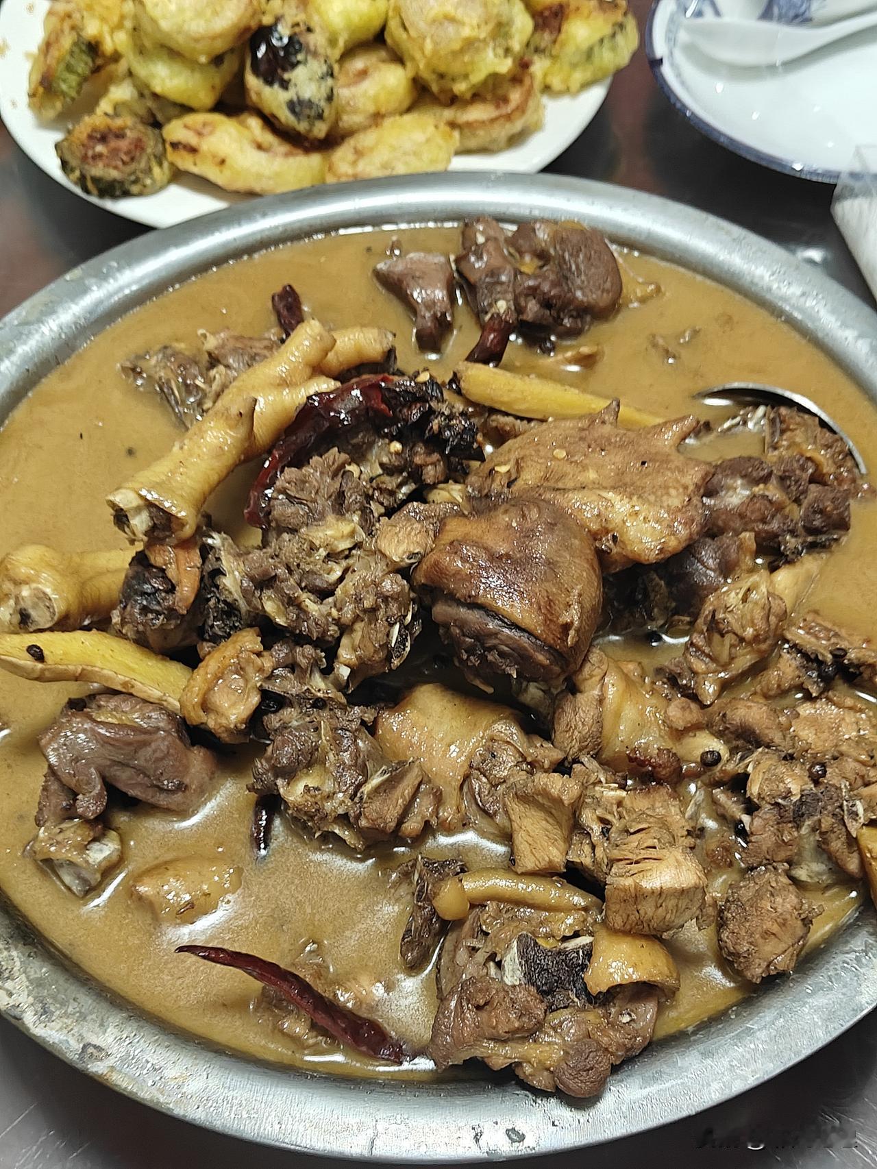 说起临沂炒鸡，汤头的林子炒鸡绝对可以占一席之地！其实说是炒鸡，实际上是炖鸡，和