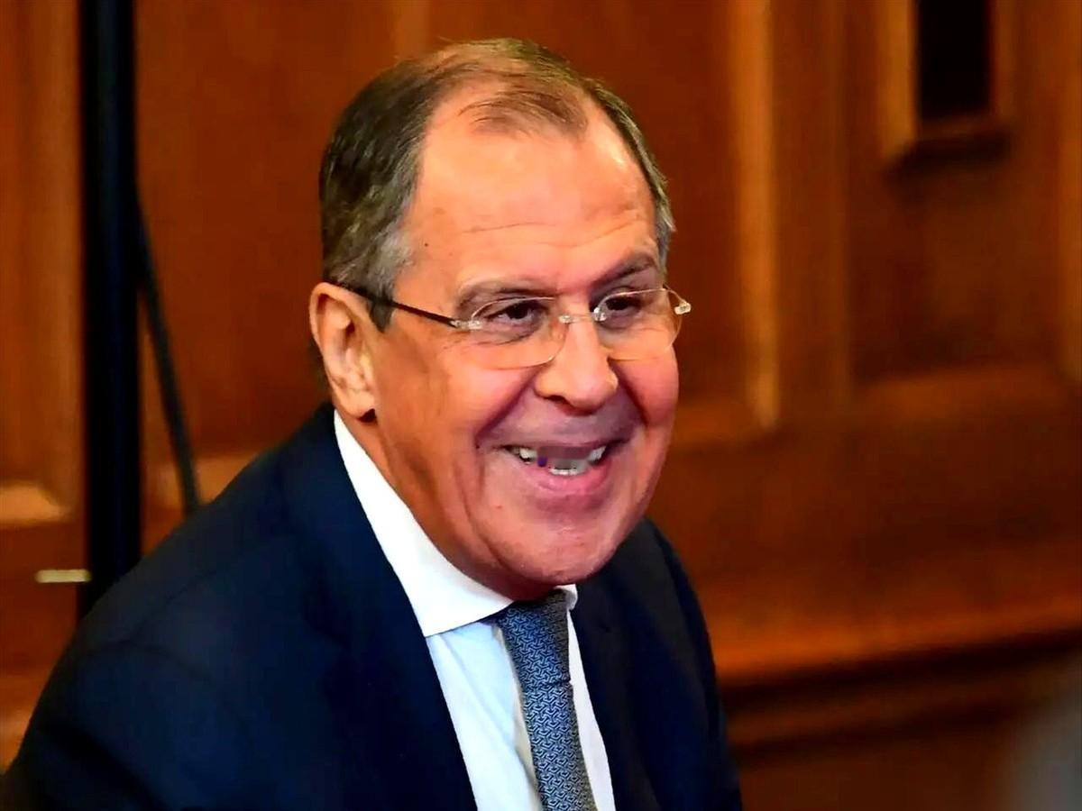 不得不说，俄罗斯那个76岁的外长拉夫罗夫，真是个狠人。前脚刚把特朗普想攒的那个