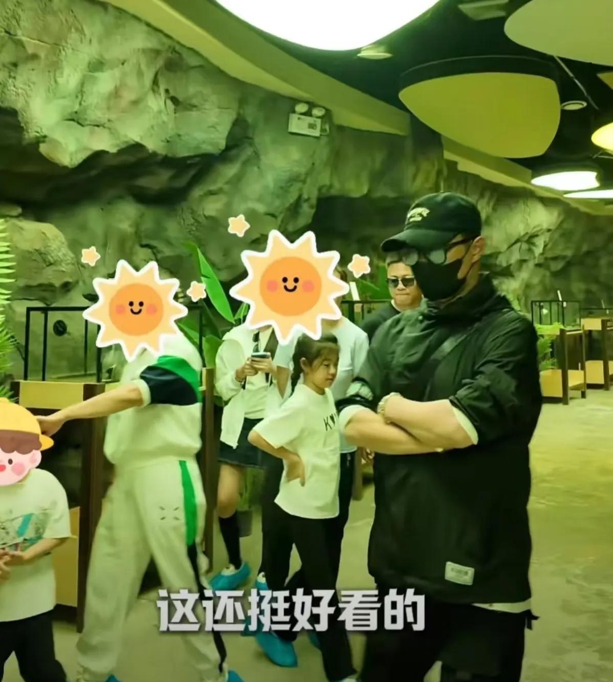 汪峰父亲节晒出自己的带娃日常，二女儿也罕见同框，他带着三个孩子去游乐园玩耍。二