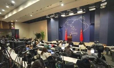 菲律宾否认就仁爱礁运补行动征求中方许可，并拒绝承认中方对仁爱礁的主权，中方对此有