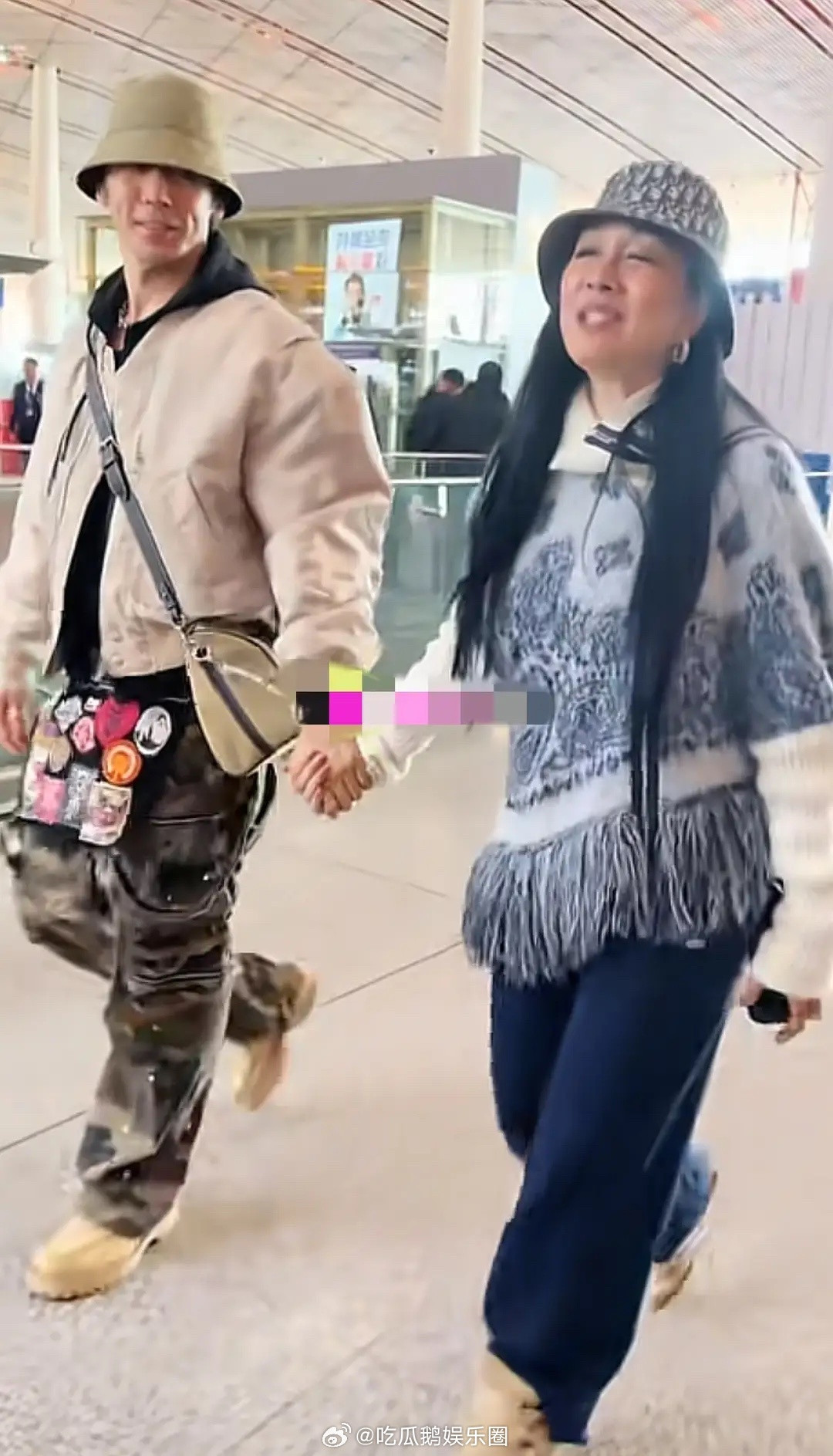 55岁钟丽缇和43岁张伦硕现身机场！钟丽缇素颜好苍老，俩人像母子！