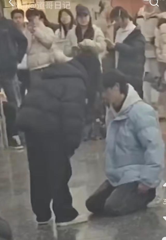 丢大丑了。一男生先后交往了同宿舍两名女生。得手后，又攻略同宿舍第三名女生，被