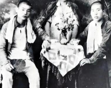 “排长，鬼子上来了，我开枪了！”16岁的赵友金发现自己被部队扔下时，对面是30