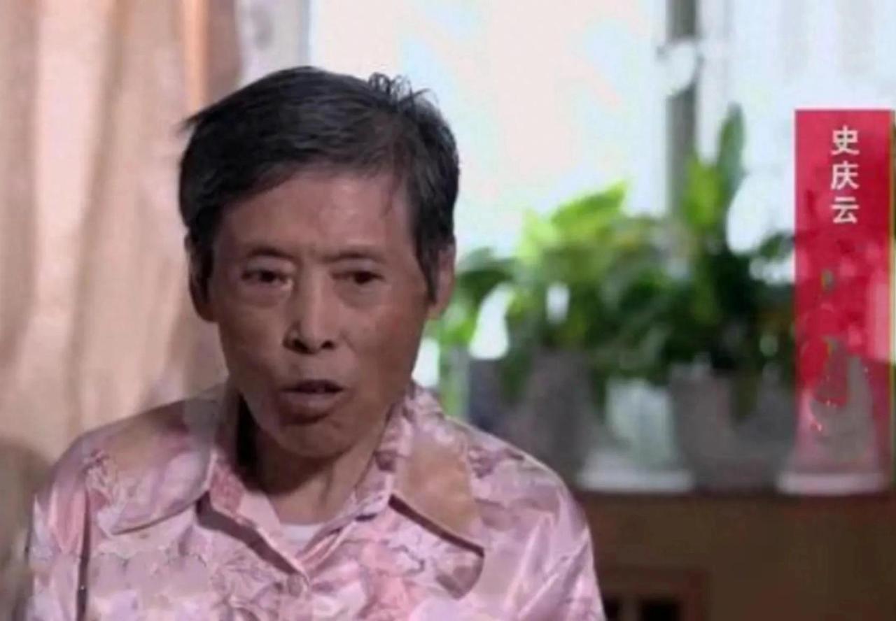 1998年北京老人去世，养女整理遗物吓得求助政府，那件旧棉袄里竟然藏着60年前惊