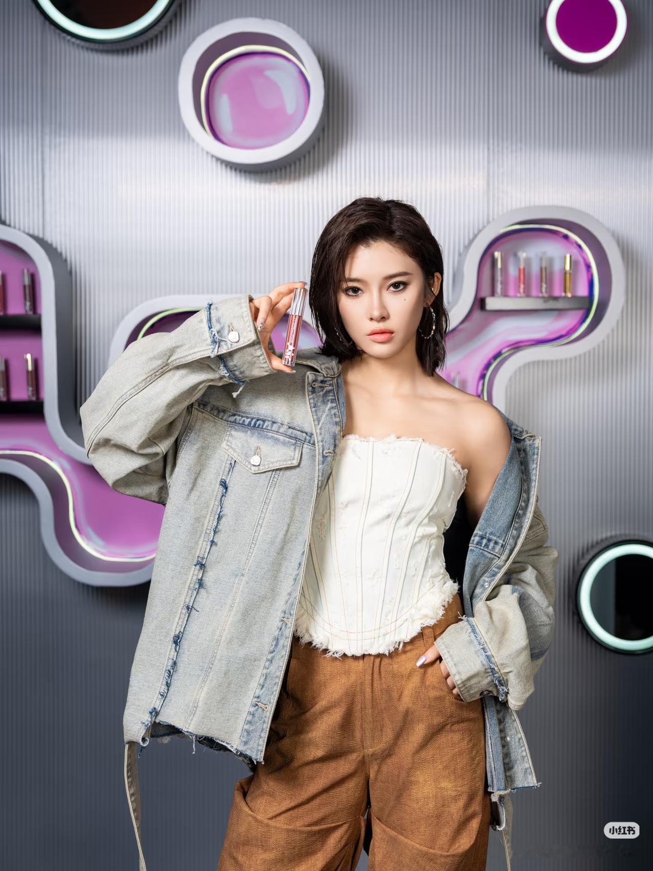 吴艳妮赛场上，用汗水追逐12秒59的目标；赛场外，用时尚诠释生活的多元可能。从冷