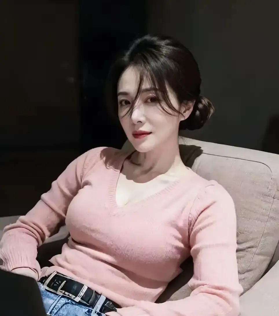 夜里刷到一段视频，妻子把腿往老公腿缝里一塞，男人闭着眼就把人整个裹进怀里，动作熟