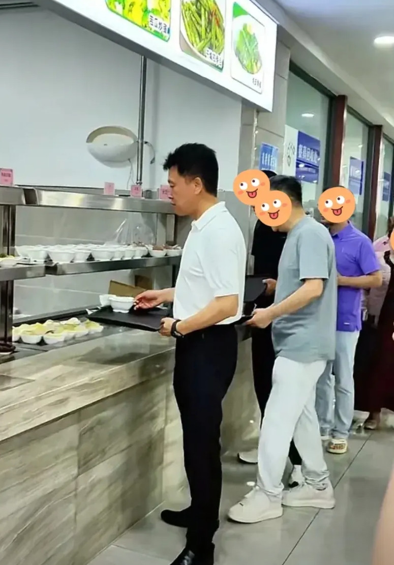 昨天重庆荣昌区干了件“出圈”的事一把手高洪波接待企业家考察团，居然领着去机关