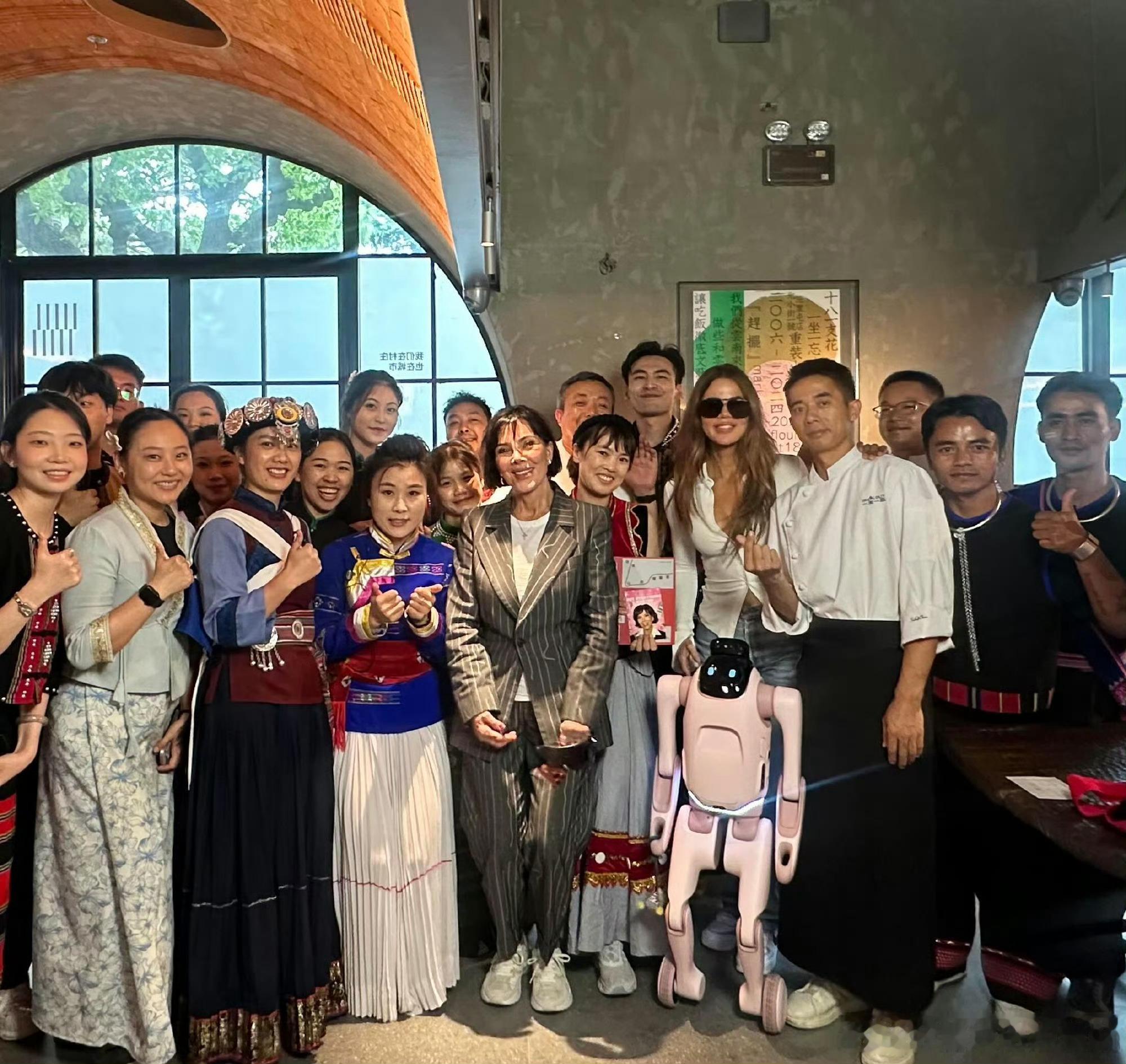金卡戴珊家族上海吃云南菜，金卡戴珊携母亲Kris、妹妹科勒以及孩子们空降上海，在