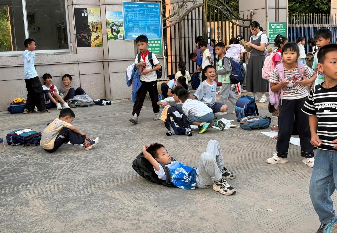 这就是深圳小学生的松弛感吗哈哈哈小孩哥：谁说人生没有那么多观众的