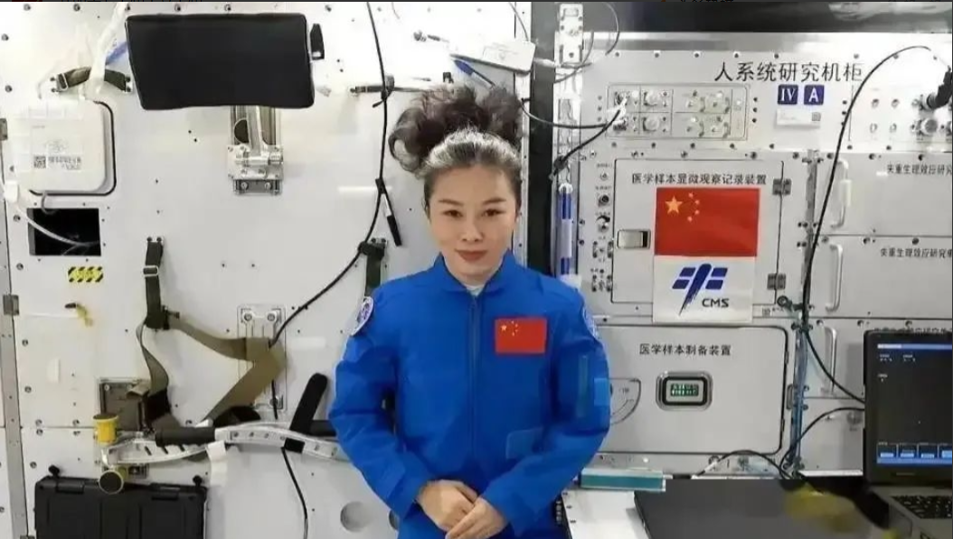 中国🇨🇳航天员登月万事俱备只欠东风！根据专家们分析认为，此次执行登月任务，可