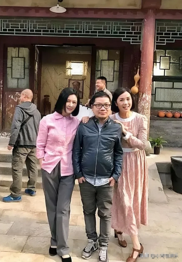 右边这个是蒋雯丽，左边的美女是谁？一头齐肩短发，看起来比蒋雯丽还好看。