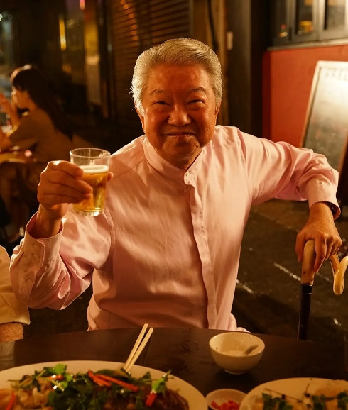 1989年的香港夜总会里，蔡澜看着身边推杯换盏的黄霑与金庸，突然冒出一个念头：