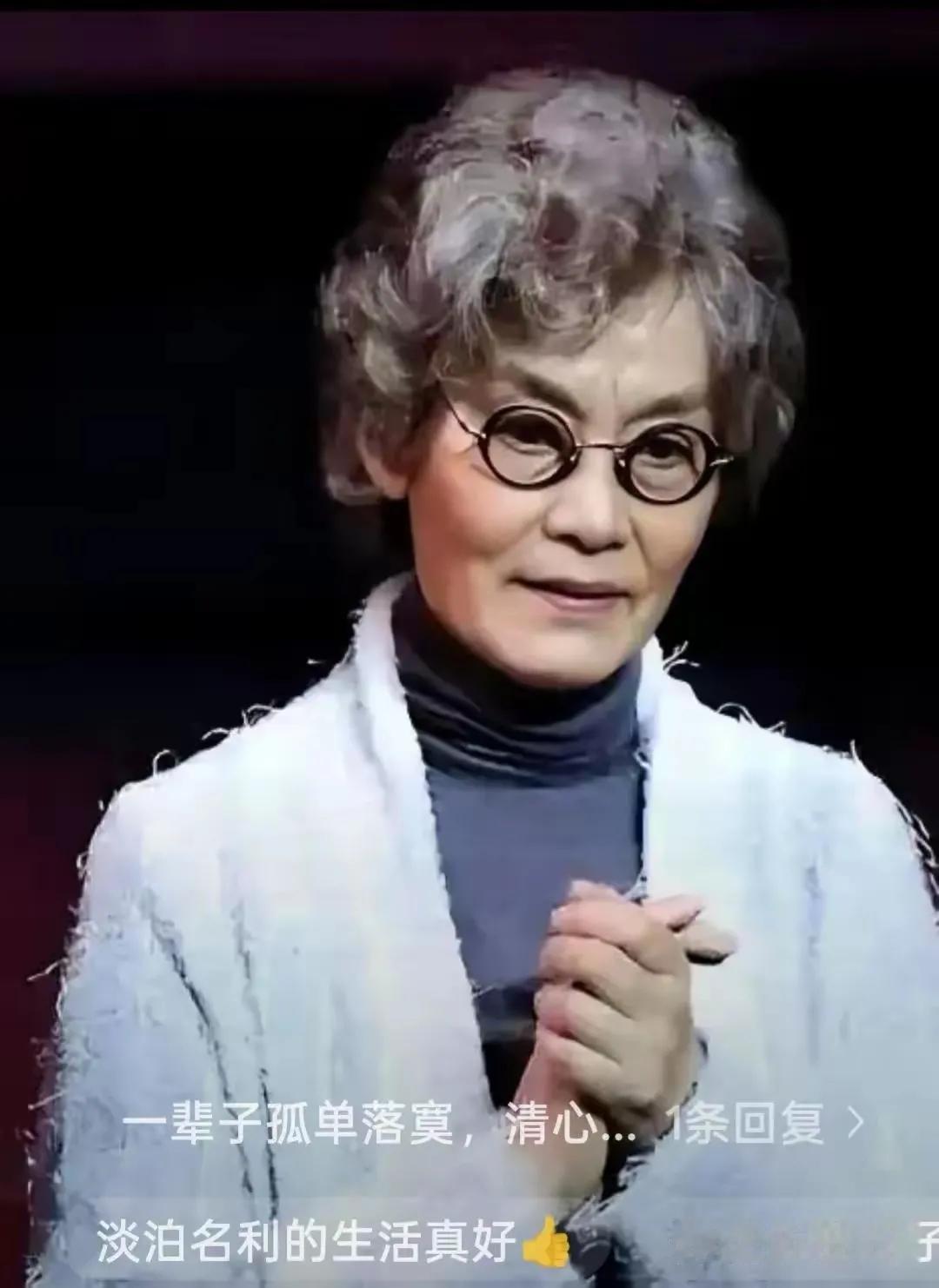 潘虹63岁皈依佛门，师从上海玉佛寺真禅法师，至今已20余年。每日抄经是雷打不动的
