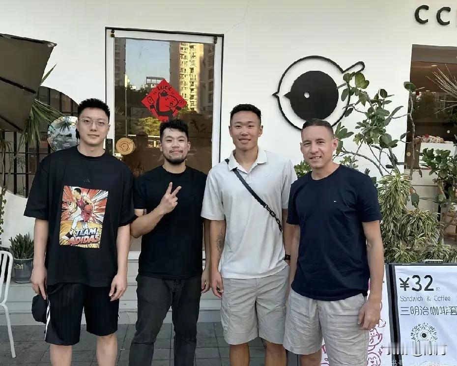 胡明轩和贺希宁的关系真是好啊！昨天他们两人还一起渡过了愉快的中秋节。从照片中可以