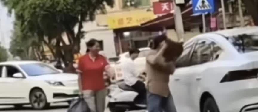 反转！路边女子尖叫砸车，热心男子“相助”后崩溃：我摊上事了？一名女子在路边一