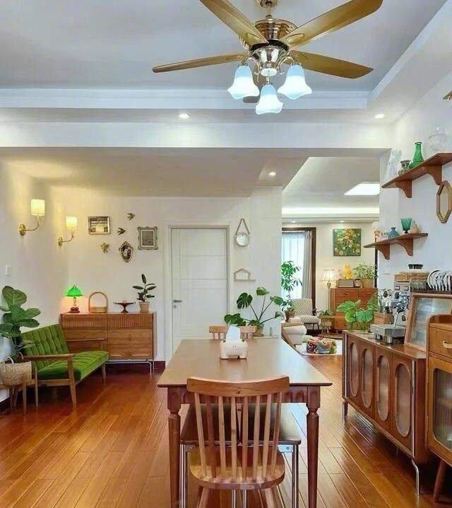 听到一个房产专家说高位买房的人和现在看跌房价的人是同一批人，他认识的一些炒房30