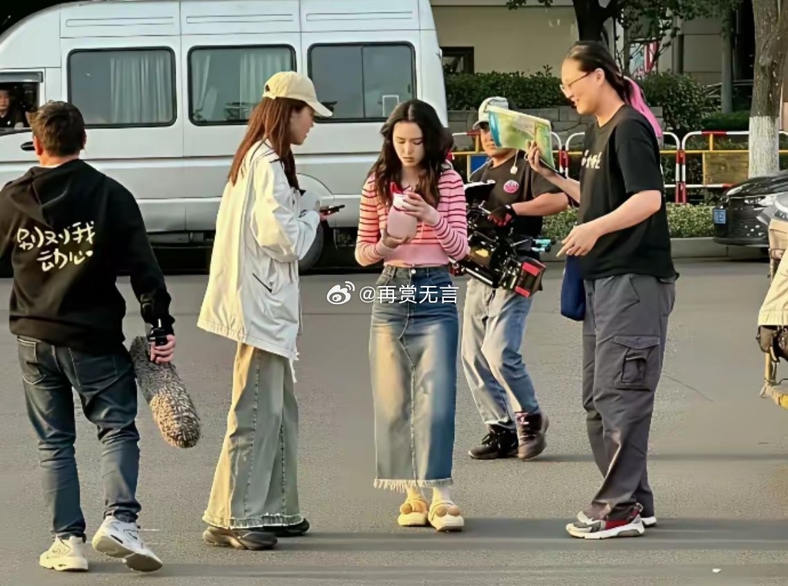 难怪女明星都喜欢穿高跟鞋，我找到原因了。