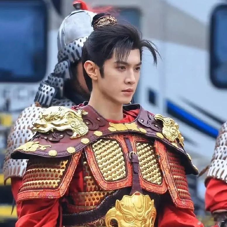 这种妆造在如今的内娱也是少见了，影视圈还是不够寒