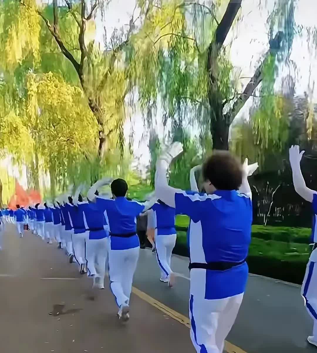 “我妈昨天去参加暴走团了，结果第二天早上就被人赶了回来”有一名女子在网上