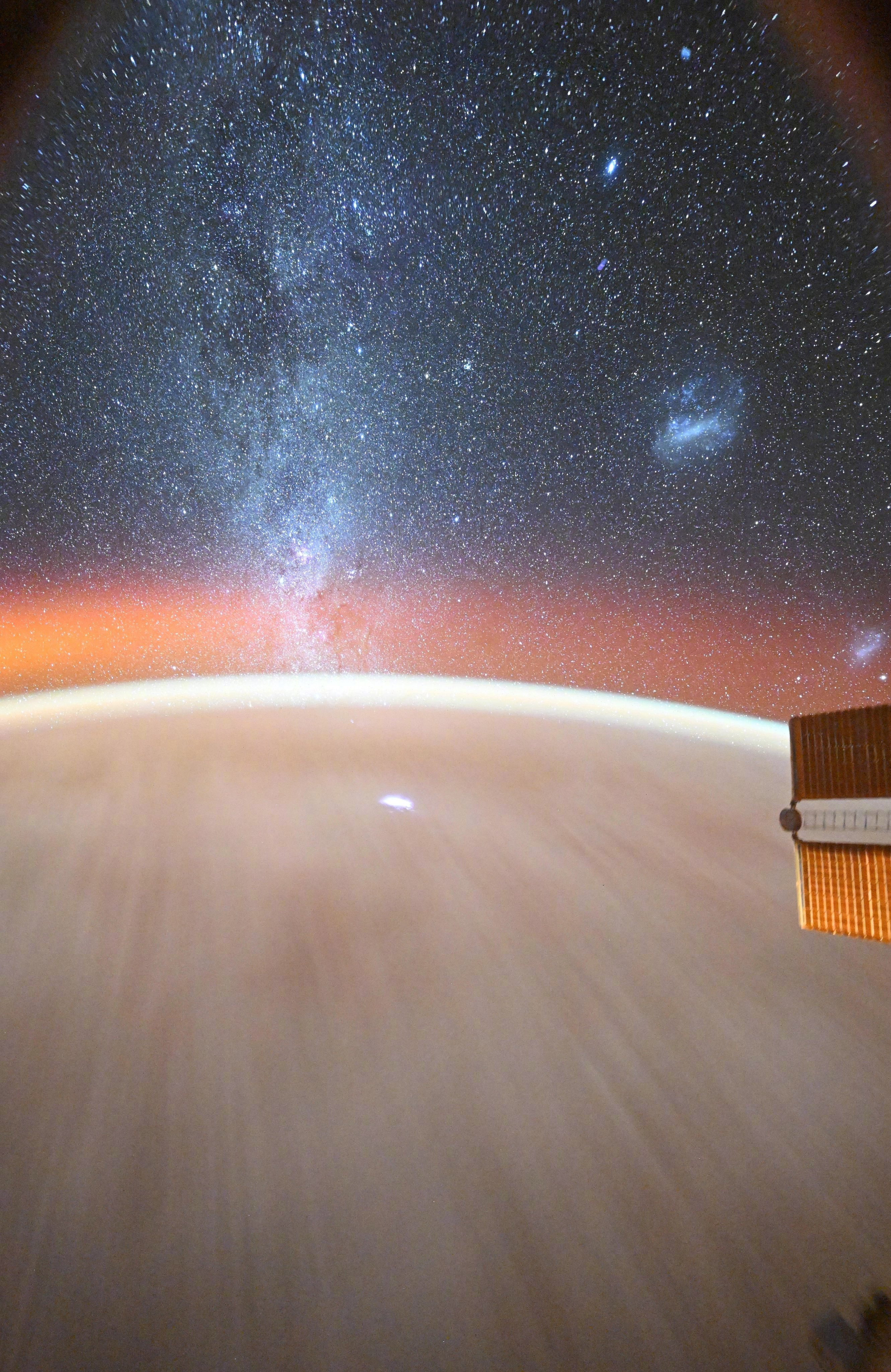 在国际空间站一次同时观测到3个星系，银河系、大小麦哲伦星云。图源NASA宇航员唐