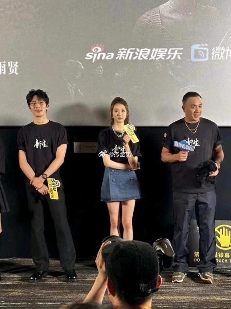 井柏然身高1米77，刘雯1米78，俩人同身高但井柏然明显比刘雯显高、这是为啥​