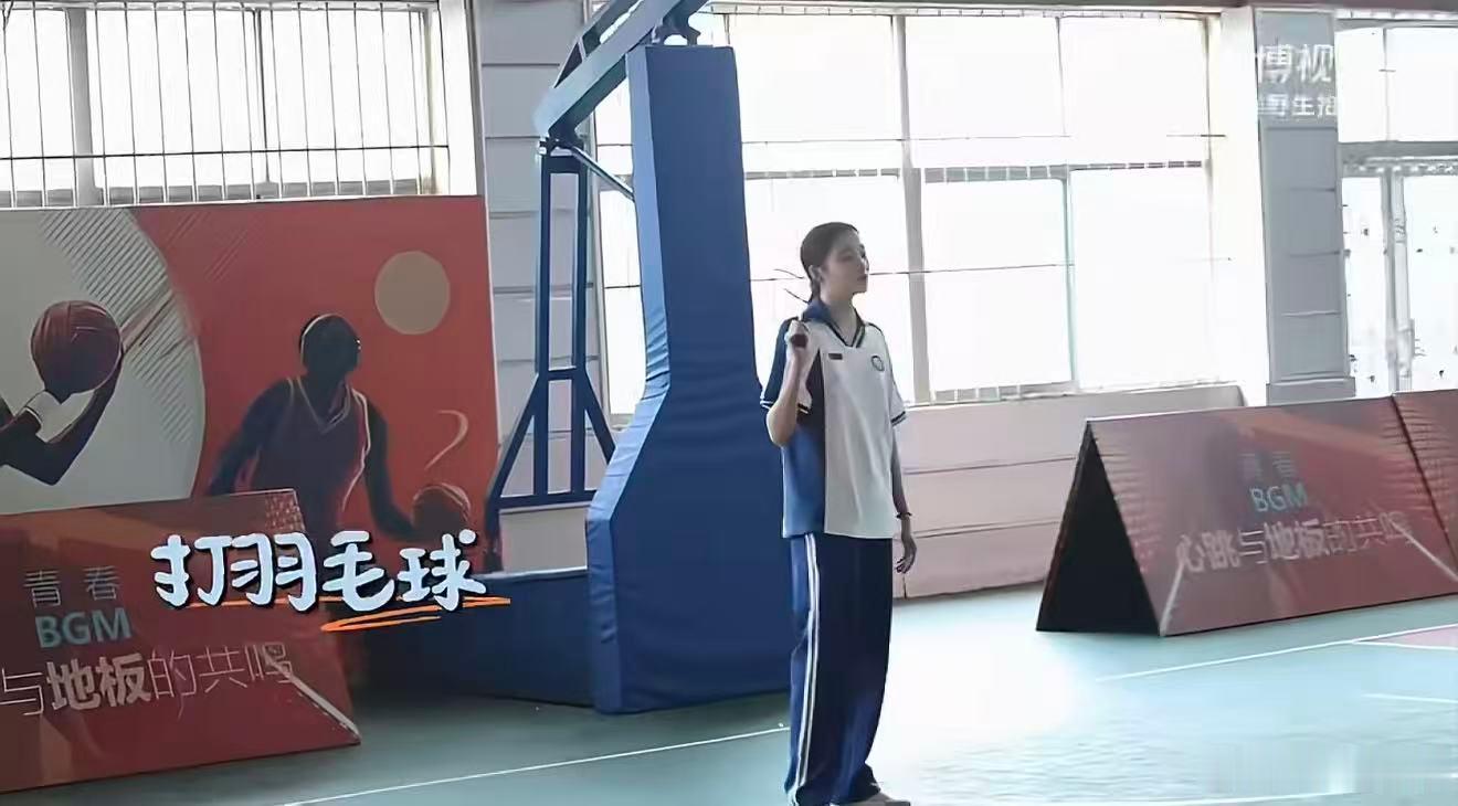 关晓彤片场休息都在健身关晓彤健身意识刻骨子里了不放过每段空闲时光，片场花式健身
