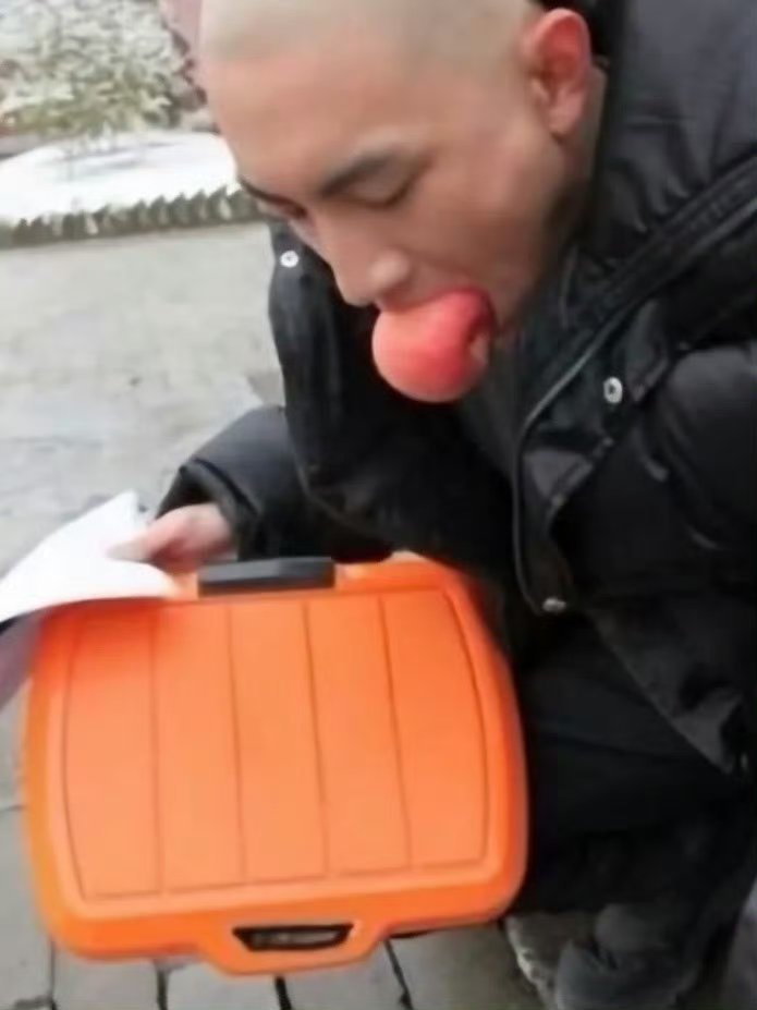 听说他的戏服下还穿了羽绒服帅不帅不要紧穿暖了再说有没有肚子无所谓，看脸就行了！