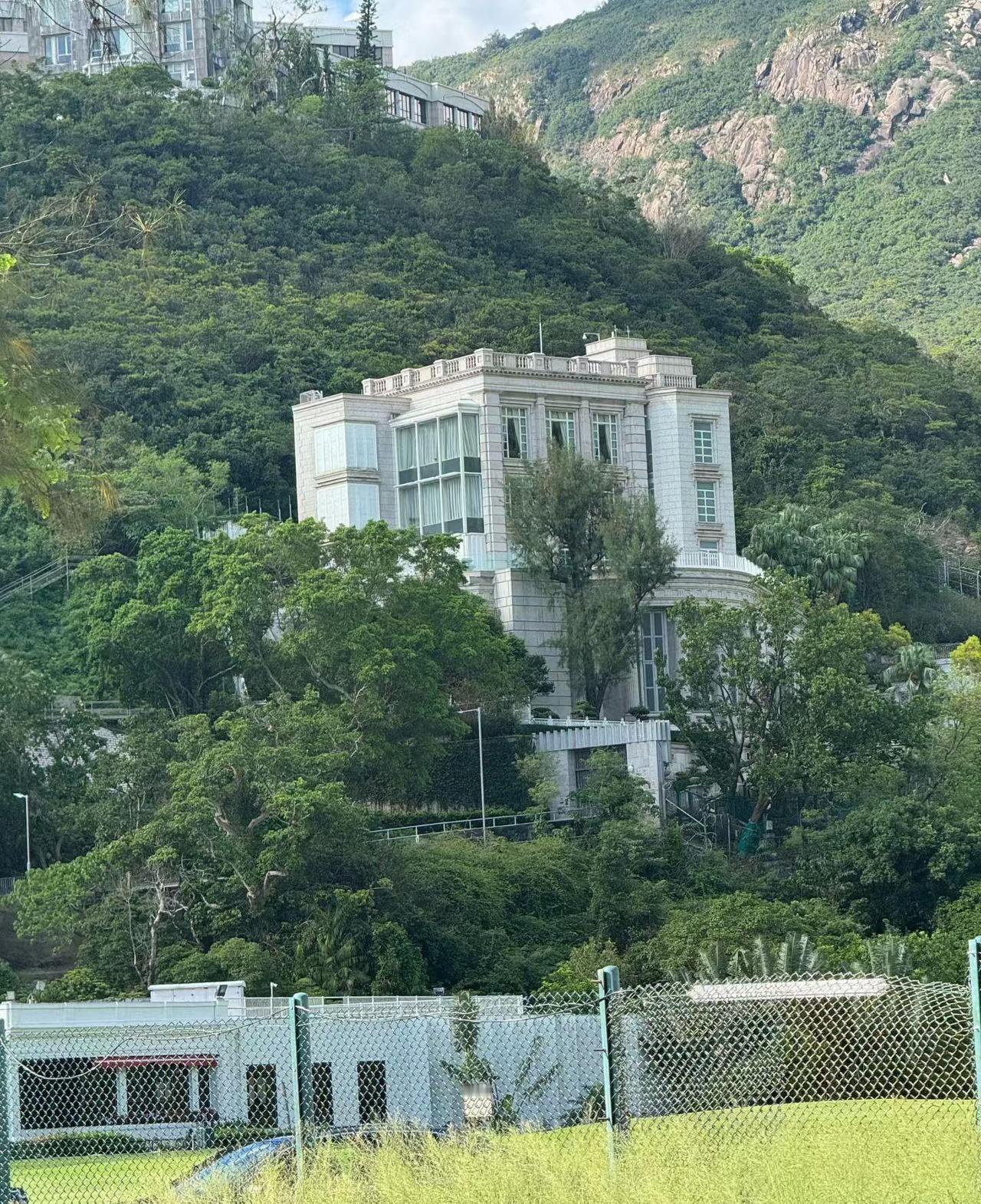 两神成象八字干支结构，变化多端，古人将只含有两种五行十神的格局，定名两神