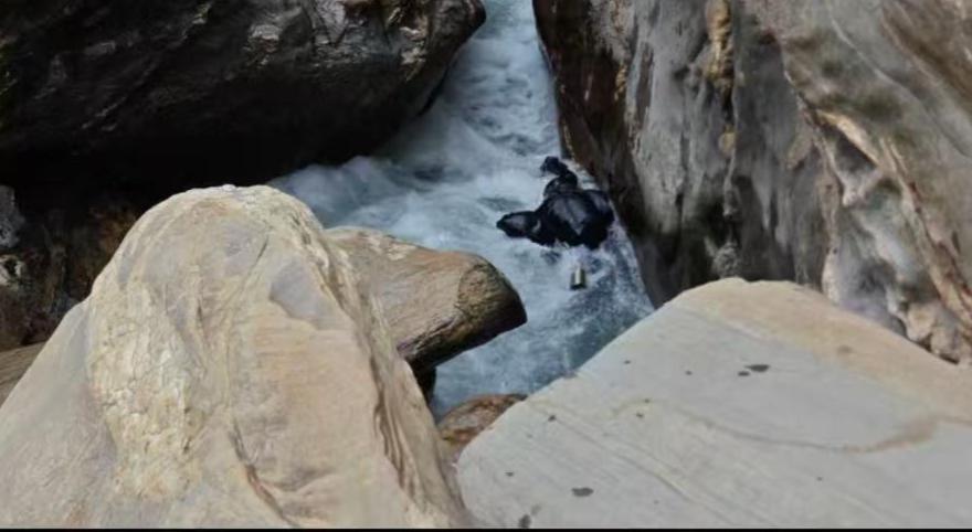 2月25日下午，云南迪庆中虎跳峡“发疯石”区域发生坠江事故。一男子在江边洗茶杯时