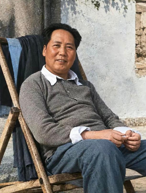 毛主席的生活管理员吴连登回忆：主席的工资原来是国家一级，每月610元。1958年