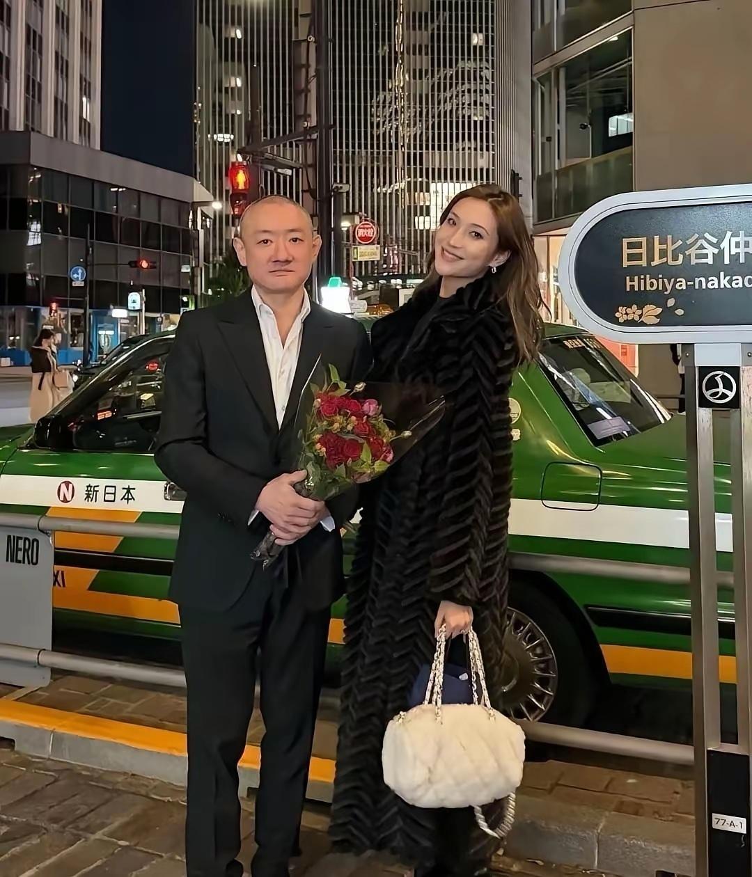 汪雨带着新婚妻子去日本逛街了，他都五十多岁了，看着还是有股富家子弟的派头。