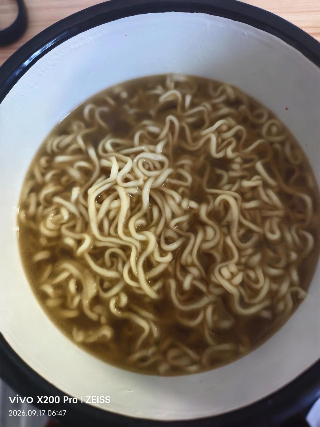 从星期天到武汉到今天已经是第五天了，因为今天有事，我要看这两个狗狗，早餐只能在宾