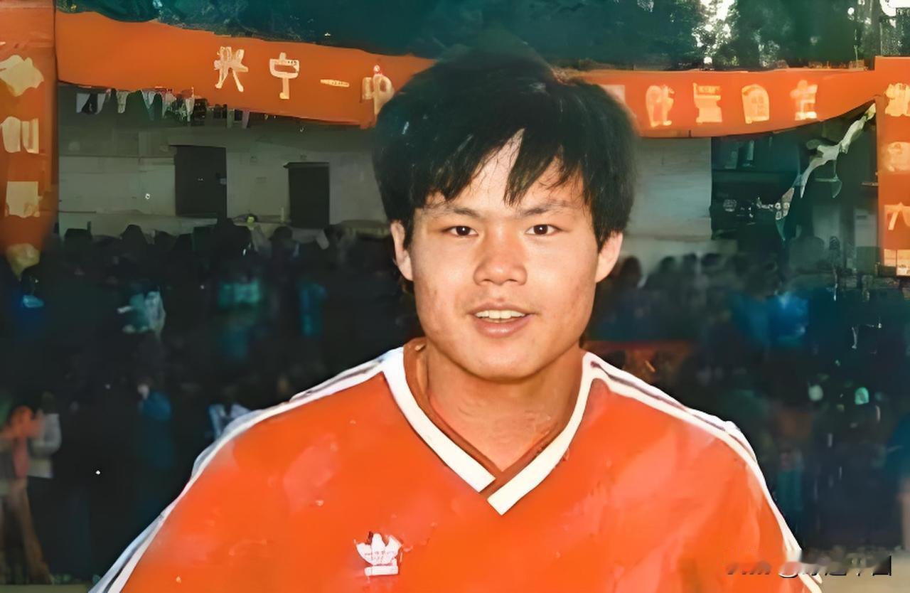 2001年退役后，谢育新的人生并没有离开足球。他转型成为教练，先后在多家俱乐部和