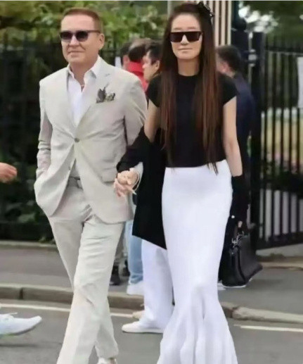 75岁王薇薇和小30岁新男友十指紧扣